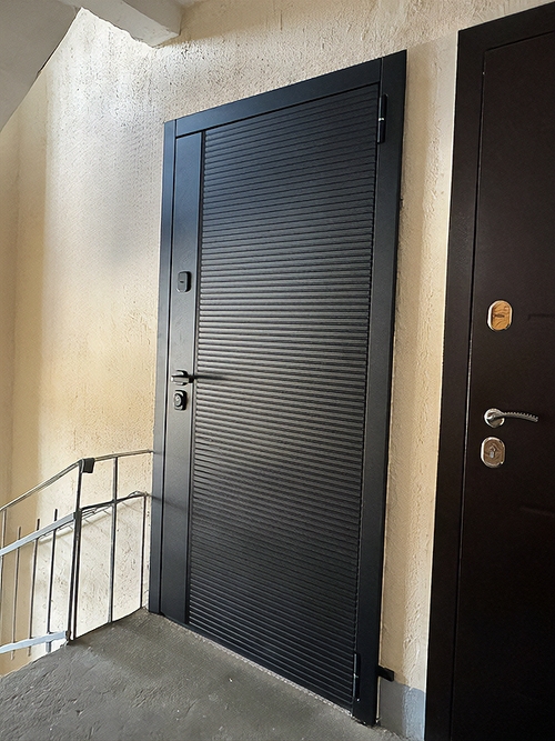 Темно-серая квартирная дверь Темно-серая квартирная дверь