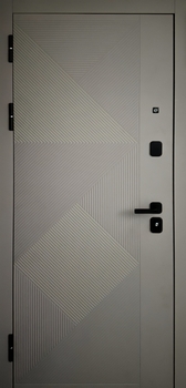 Входная квартирная дверь с фрезерованными плитами МДФ RAL